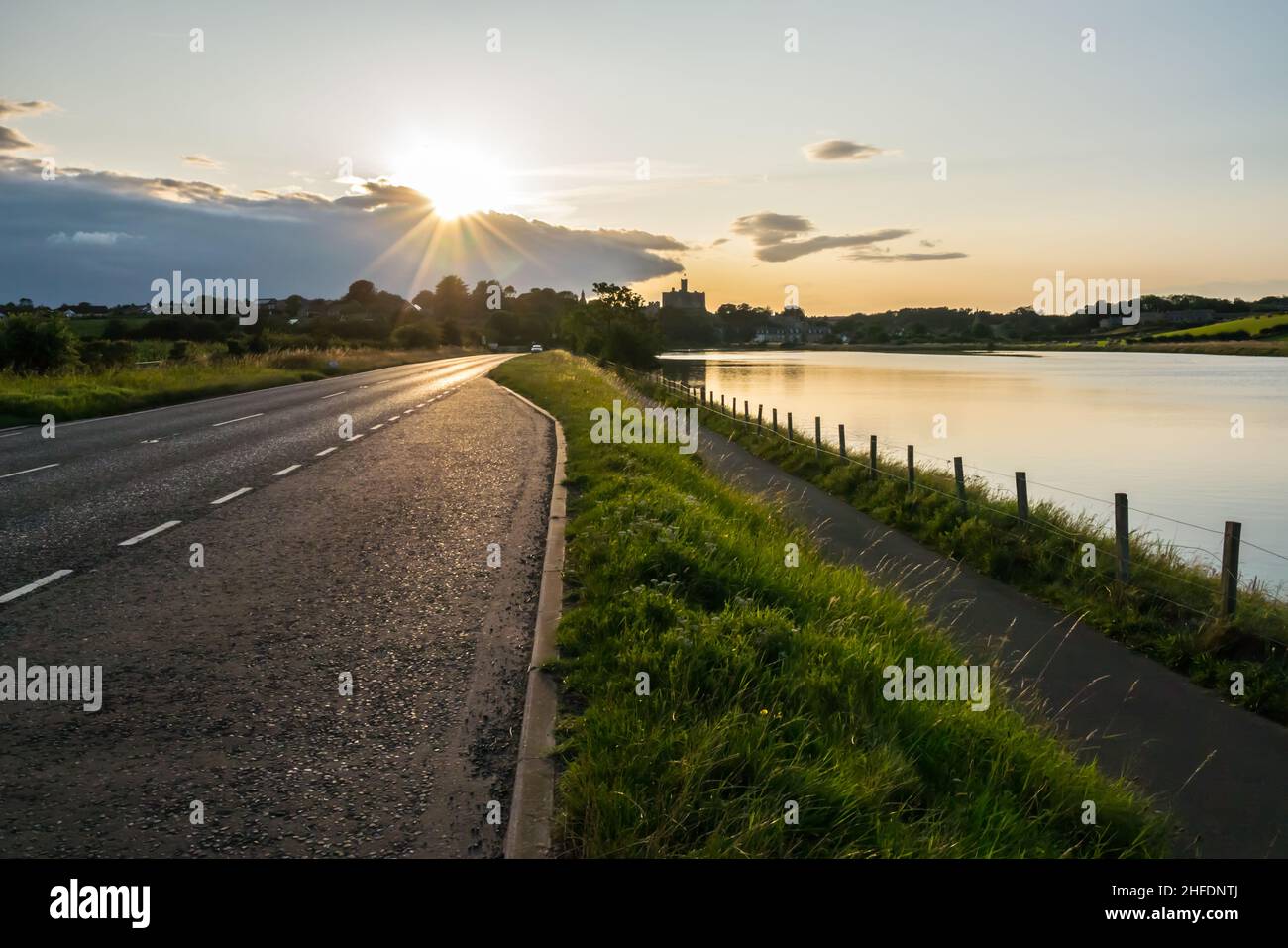 La route en avant - Une photo au coucher du soleil de la route vers Warkworth de l'Able, Northumberland Banque D'Images