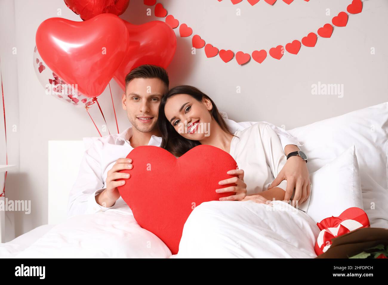 Concept De La Saint-valentin échange De Cadeaux Beau Jeune Couple Célébrant  La Saint-valentin