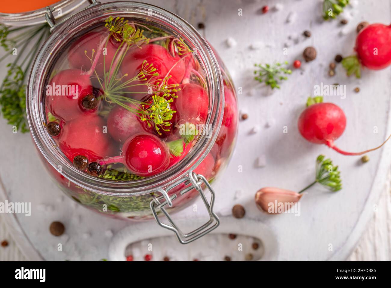 Des radis marinés sains comme des fournitures d'hiver saines.Radis de cornichon à la maison. Banque D'Images