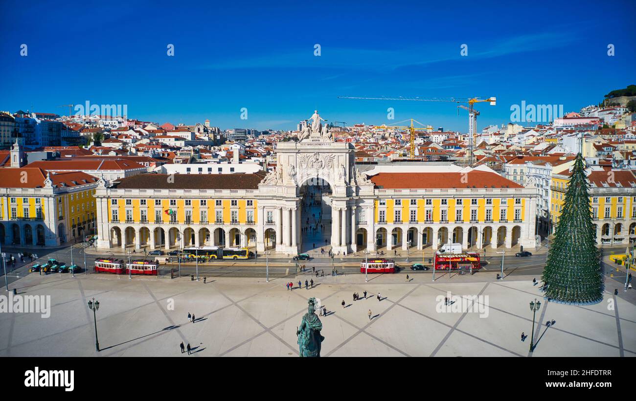 Lisbonne, Portugal - 13 janvier 2022 : vue aérienne par drone de l'arche de la rue Augusta depuis Commerce Square à Lisbonne.Joseph I de la statue du Portugal. Banque D'Images