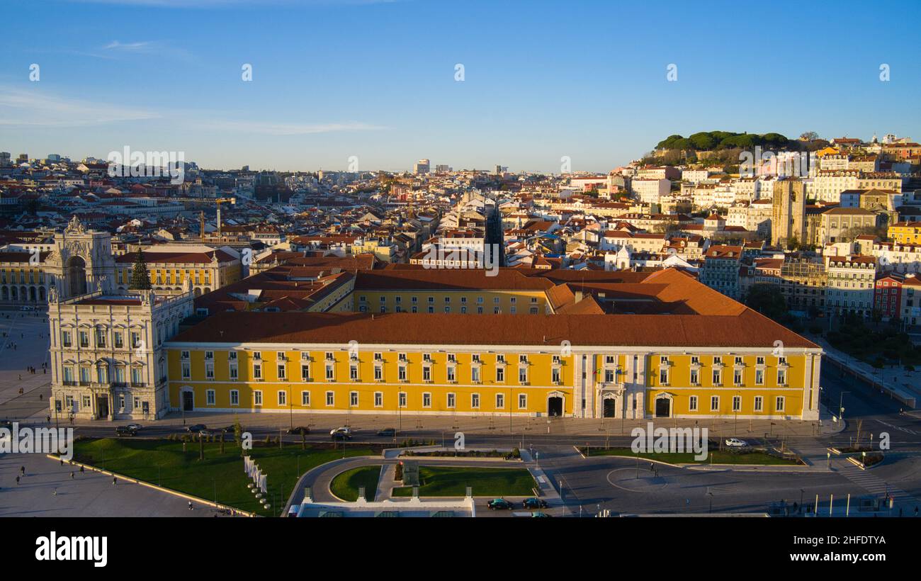 Vue aérienne par drone de Commerce Square à Lisbonne, Portugal.Coucher de soleil en hiver. Banque D'Images