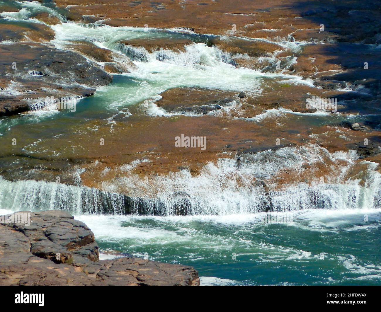 Cascade d'eau dans les montagnes rouges en Arizona Banque D'Images