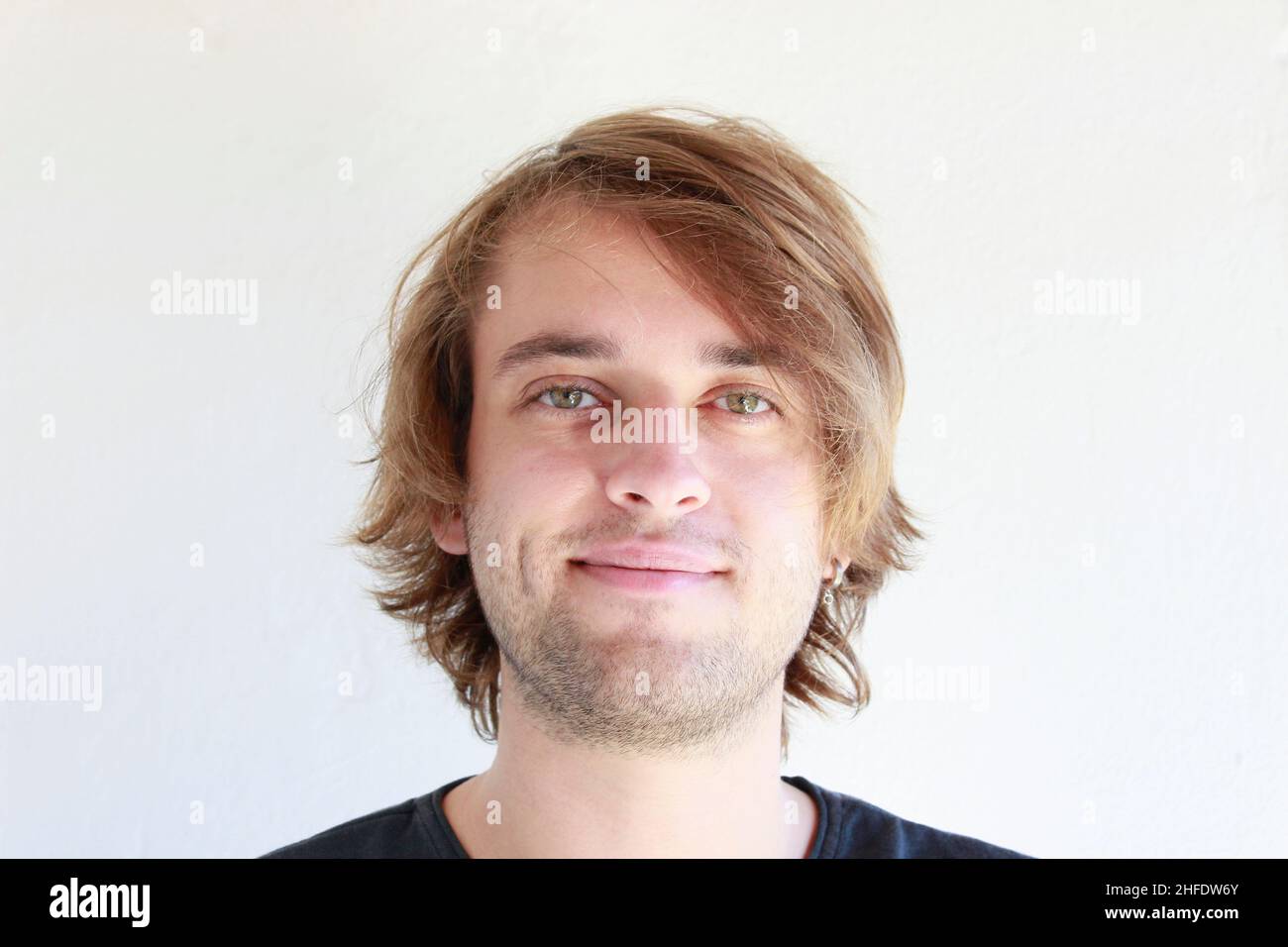 Jeune Homme Aux Yeux Verts Souriant En Franchise Jeune Homme Aux Longs Cheveux Blonds Souriant Isole Candidement Sur Fond Blanc Expressions Du Visage Photo Stock Alamy