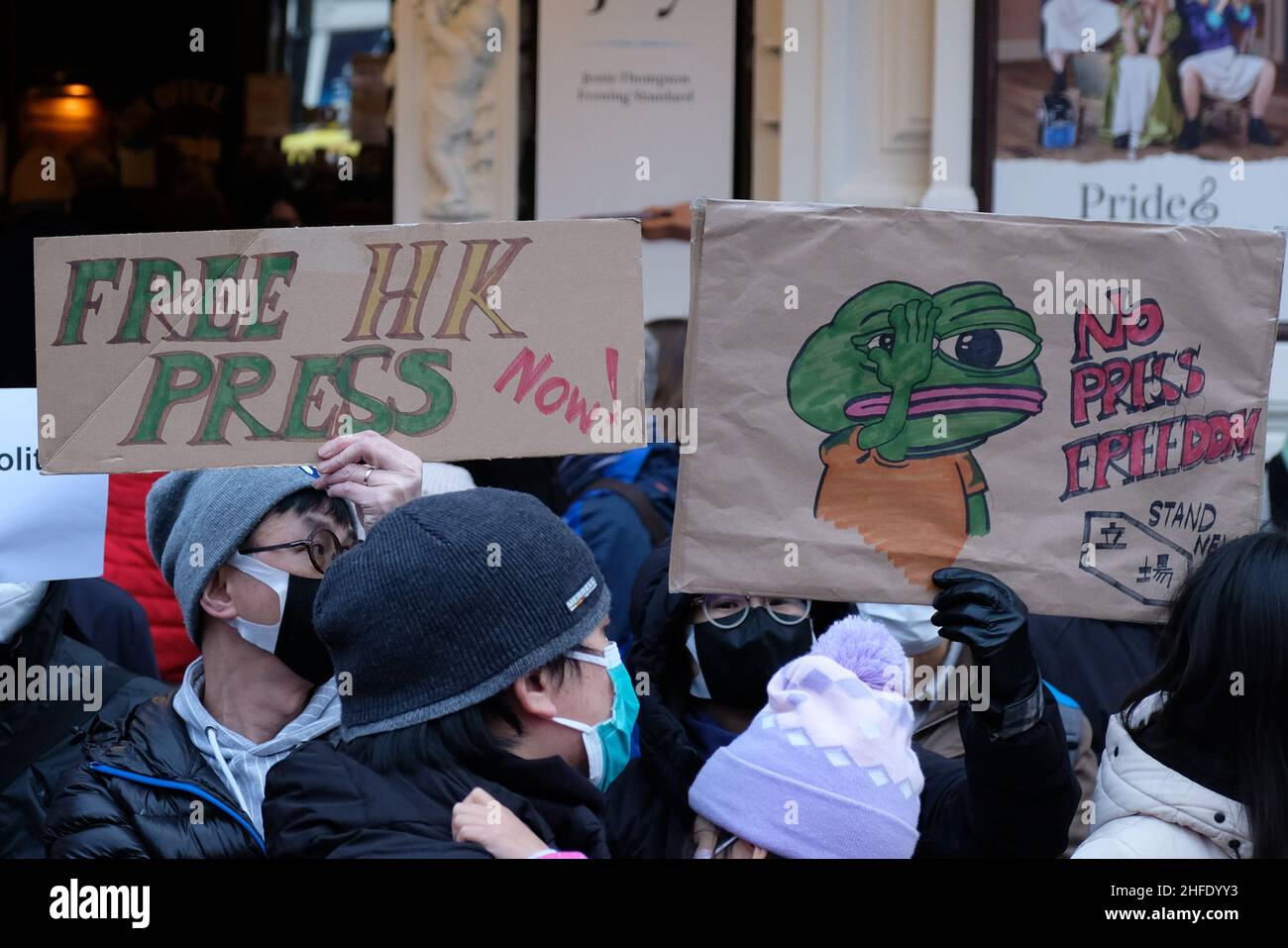 Londres, Royaume-Uni, 15th janvier 2022.Des centaines de membres de la communauté et de supporters étrangers de Hong Kong se sont réunis pour un rassemblement à Piccadilly Circus, où ils ont fait preuve de solidarité avec les journalistes de l'ancienne colonie britannique, suite à la fermeture de plusieurs médias d'information pro-démocratie ces derniers mois.Les manifestants se sont ensuite rendu au bureau économique et commercial de Hong Kong pour livrer des lettres en signe de protestation contre le déclin de la liberté de la presse.Crédit : onzième heure Photographie/Alamy Live News Banque D'Images