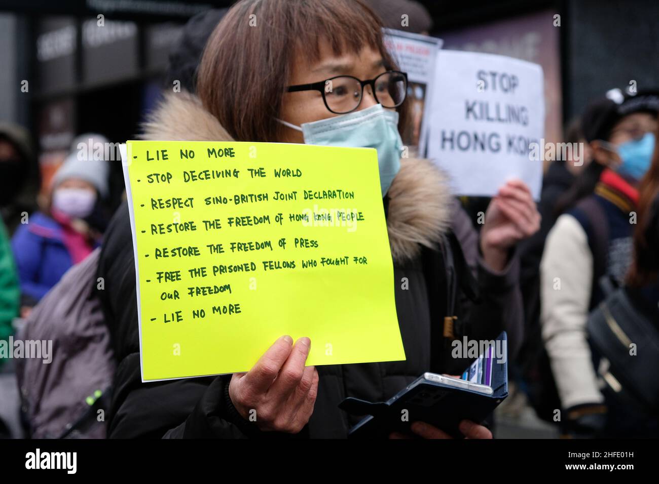 Londres, Royaume-Uni, 15th janvier 2022.Des centaines de membres de la communauté et de supporters étrangers de Hong Kong se sont réunis pour un rassemblement à Piccadilly Circus, où ils ont fait preuve de solidarité avec les journalistes de l'ancienne colonie britannique, suite à la fermeture de plusieurs médias d'information pro-démocratie ces derniers mois.Les manifestants se sont ensuite rendu au bureau économique et commercial de Hong Kong pour livrer des lettres en signe de protestation contre le déclin de la liberté de la presse.Crédit : onzième heure Photographie/Alamy Live News Banque D'Images