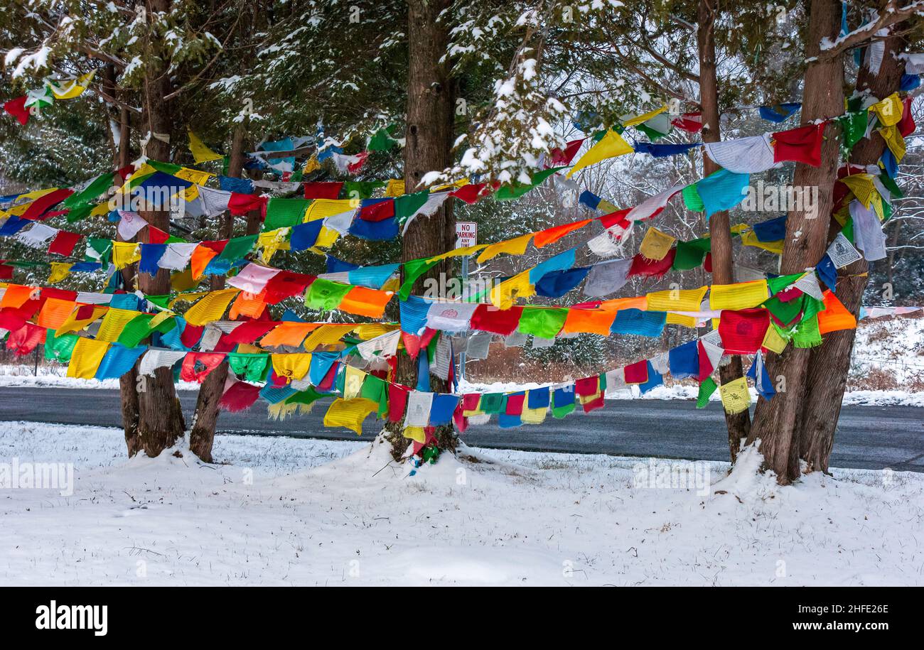 Drapeaux de prière sur cordes, soufflés par le vent pour répandre la bonne volonté et la compassion. Karma Triyana Dharmachakra - un monastère bouddhiste tibétain à Woodstock Banque D'Images