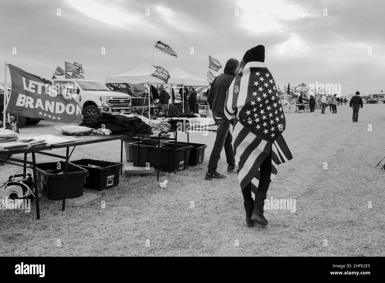 Le défenseur de l'ancien président Donald Trump porte un drapeau lors d'un rassemblement à Florence, en Arizona.15 janvier 2022. Banque D'Images
