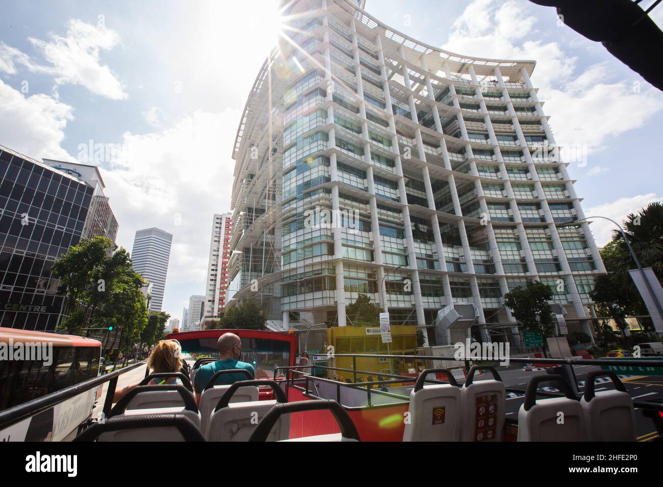 Le bus à toit ouvert peut voir toute l'architecture moderne de la Bibliothèque nationale, Singapour. Banque D'Images