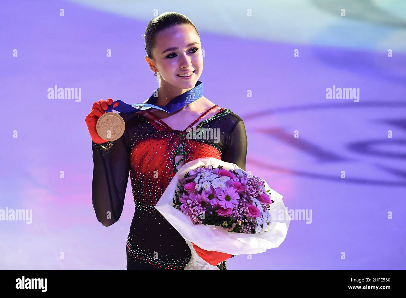 Tallinn, Estonie.15th janvier 2022.Kamila Valieva, de Russie, est la première place à poser des photos lors de la cérémonie d'attribution de la compétition féminine aux Championnats européens de patinage artistique de l'UIP à Tallinn, Estonie, le 15 janvier 2022.Credit: Sergei Stepanov/Xinhua/Alay Live News Banque D'Images