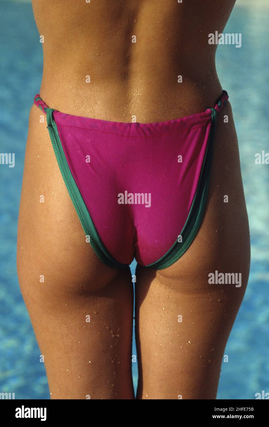 jolie jeune femme près des fesses arrière avant caméra bleu piscine d'eau  arrière-plan Photo Stock - Alamy