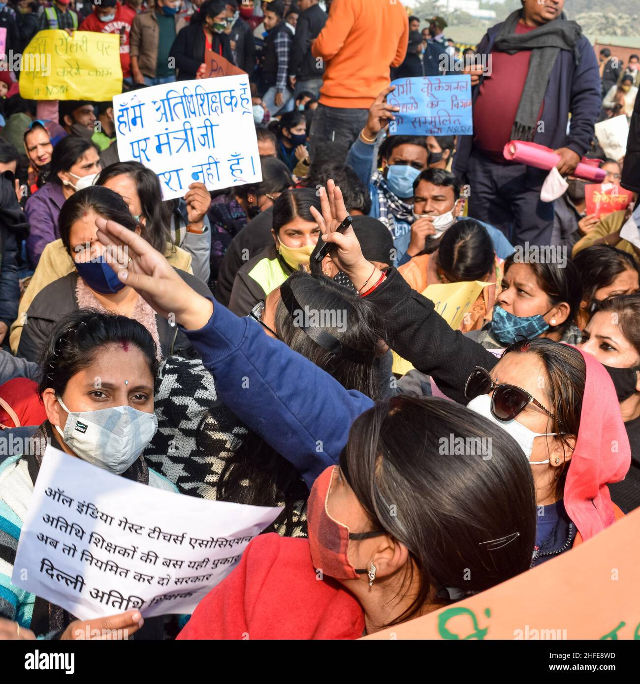 New Delhi, Inde décembre 25 2021 : Delhi personnel enseignant contractuel avec des affiches, des drapeaux et des graffitis protestant contre le gouvernement de l'AAP de Delhi pour ma Banque D'Images