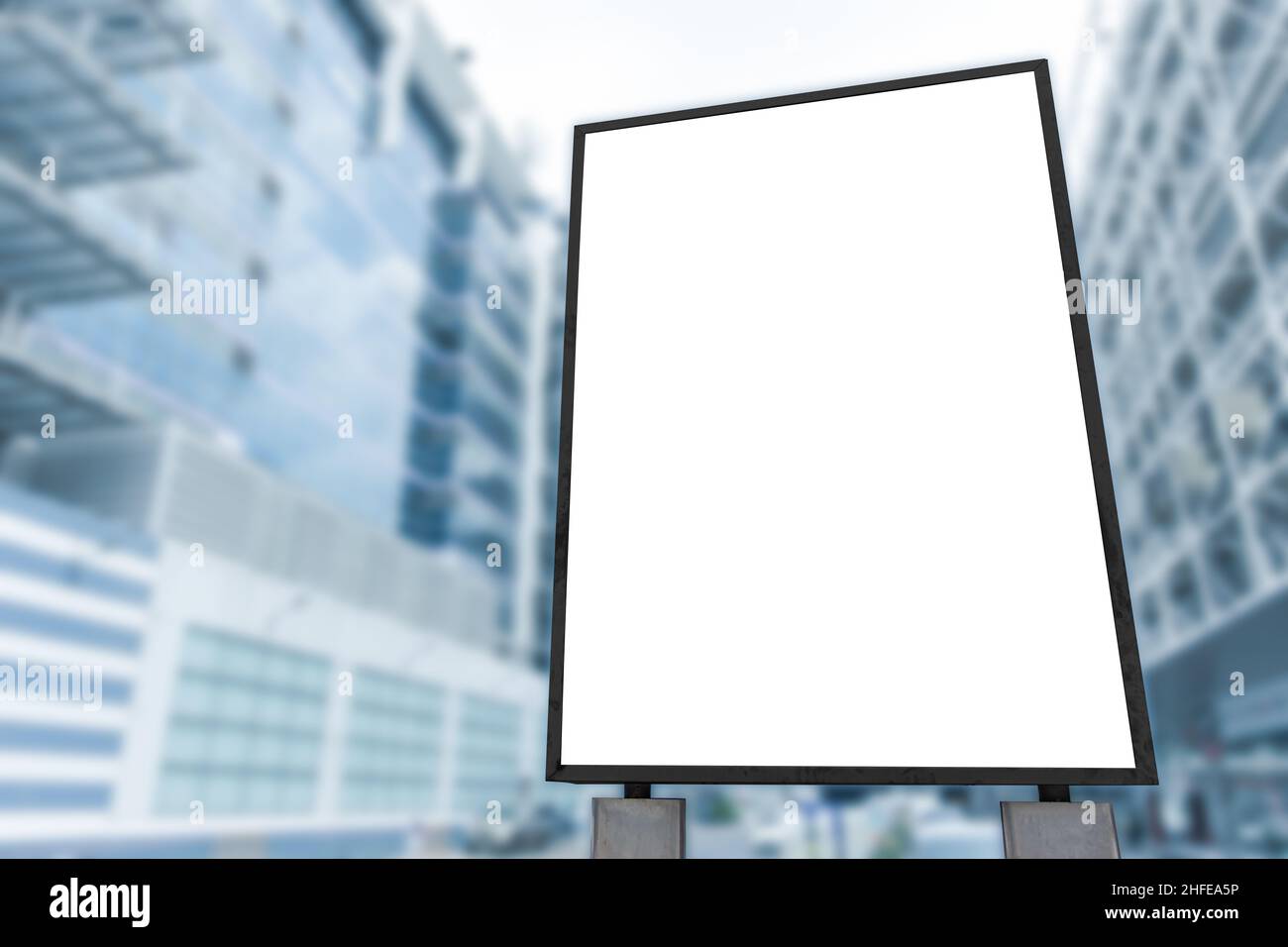 publicité commerciale vierge panneau d'affichage extérieur dans l'arrière-plan du bâtiment du bureau de la ville Banque D'Images