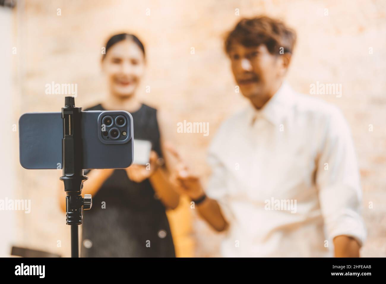 Marketing sur les médias sociaux, les gens en direct font la promotion des produits de vente en ligne à partir de smartphone Banque D'Images