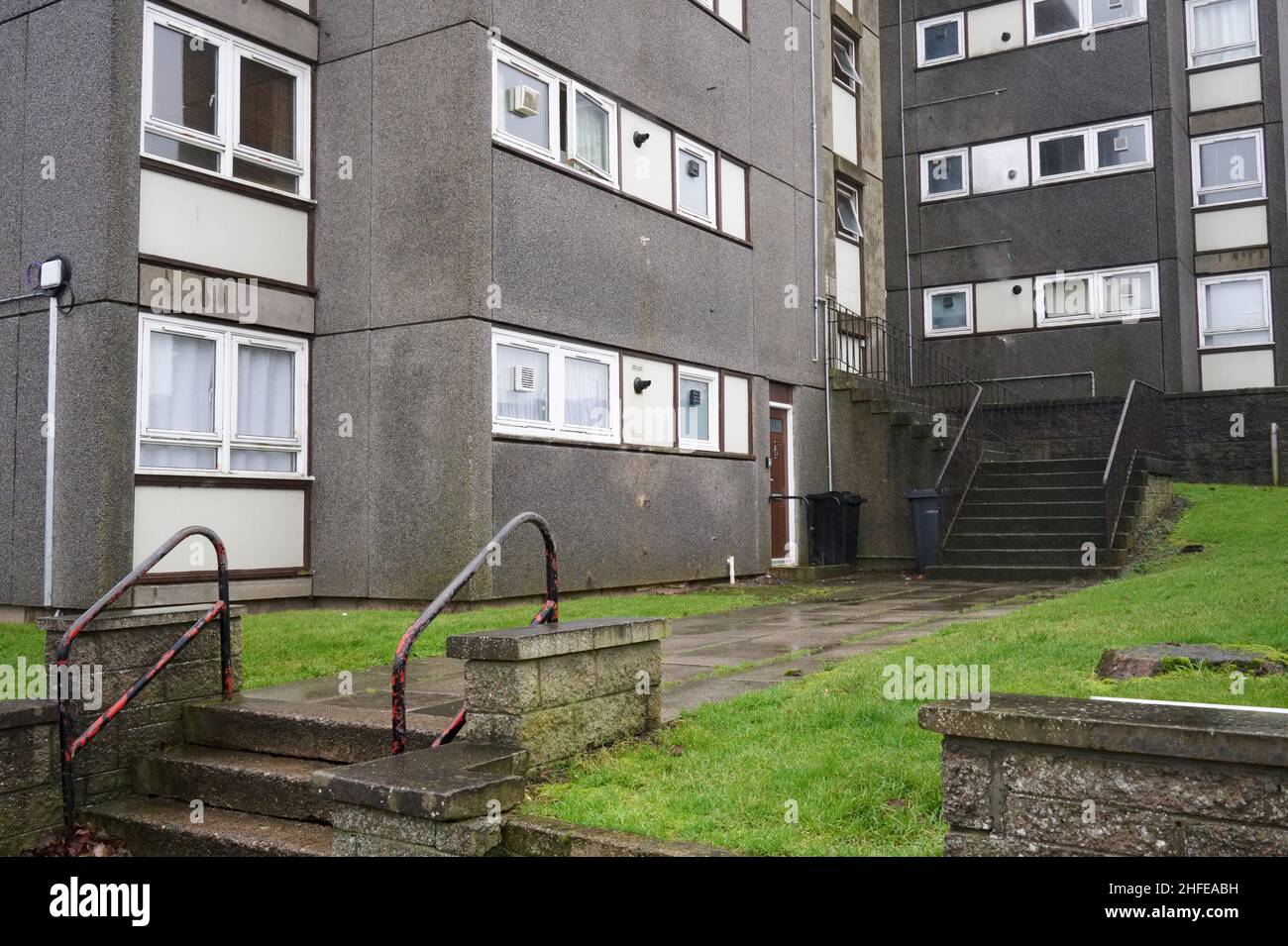 Maison de conseil abandonnée dans un bidonville de logements pauvres avec de nombreuses questions de protection sociale à Aberdeen Banque D'Images