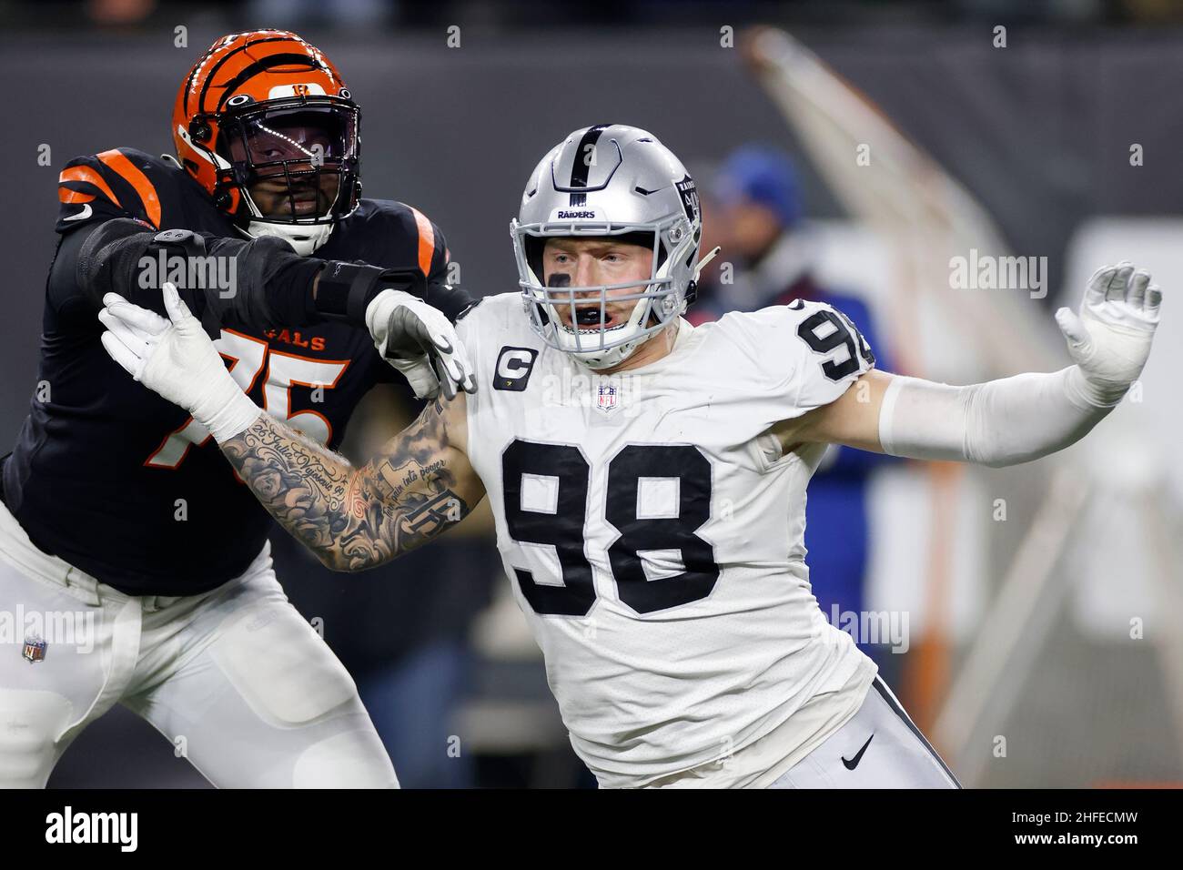 Las Vegas Raiders défensive End Maxx Crosby (98) s'attaque à l'attaque offensive des Bengals de Cincinnati Isaiah Prince (75) lors d'une NFL Wild-Card Playoff Banque D'Images