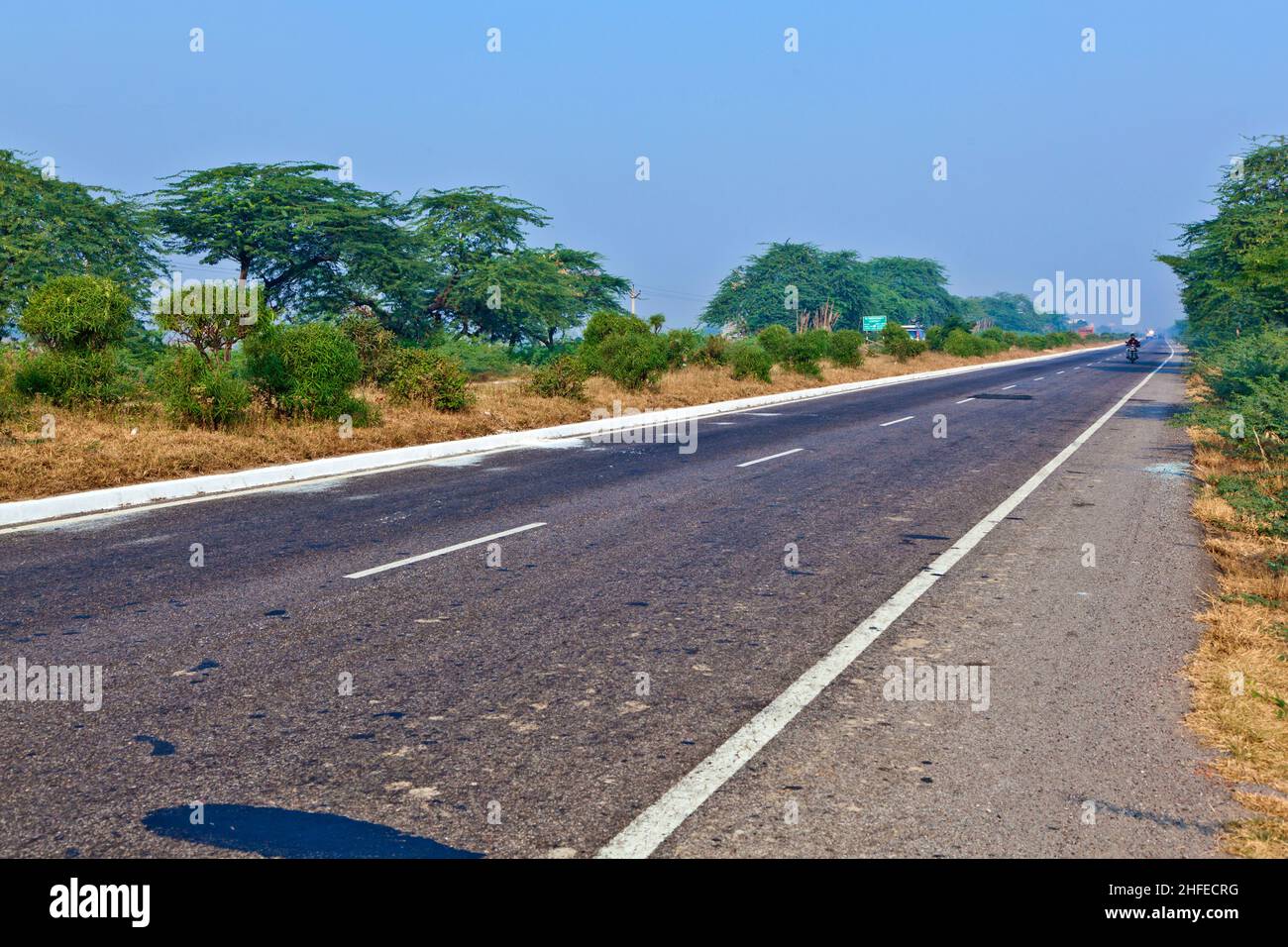 Autoroute vide tôt le matin en Inde Banque D'Images