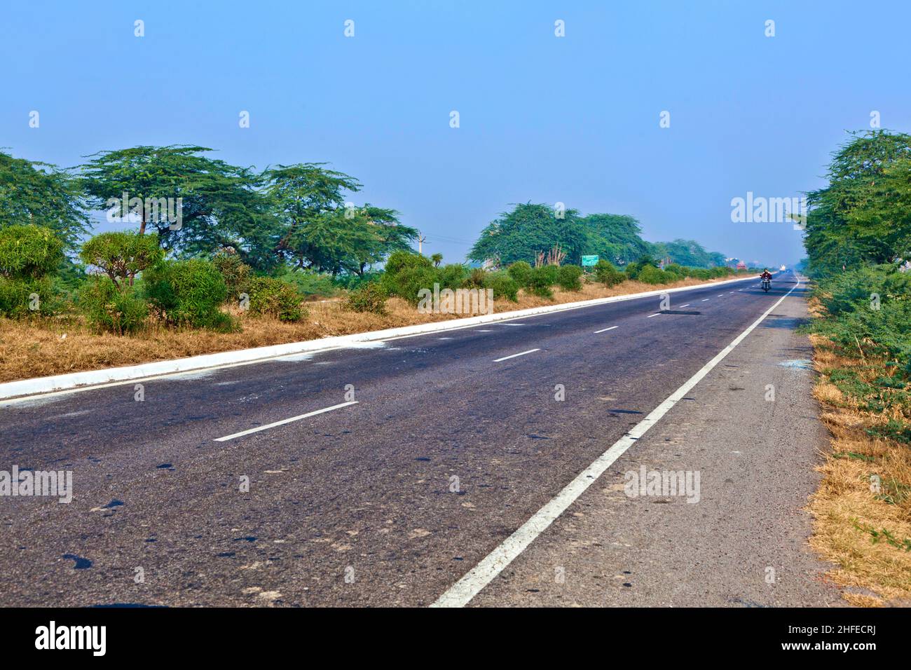 Autoroute près d'Agra, Inde.NH2, une autoroute moderne divisée, relie la distance de 200 km de Delhi à Agra. Banque D'Images