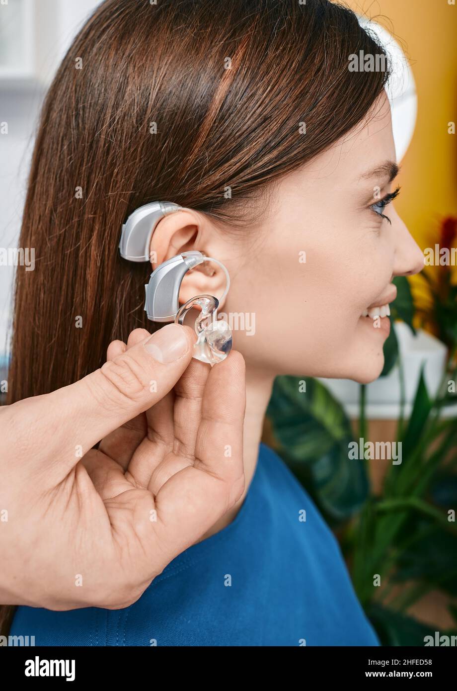 Une audiologiste présente une prothèse auditive pour une femme malentendante afin de traiter sa surdité en gros plan.Audiologie, solutions auditives Banque D'Images