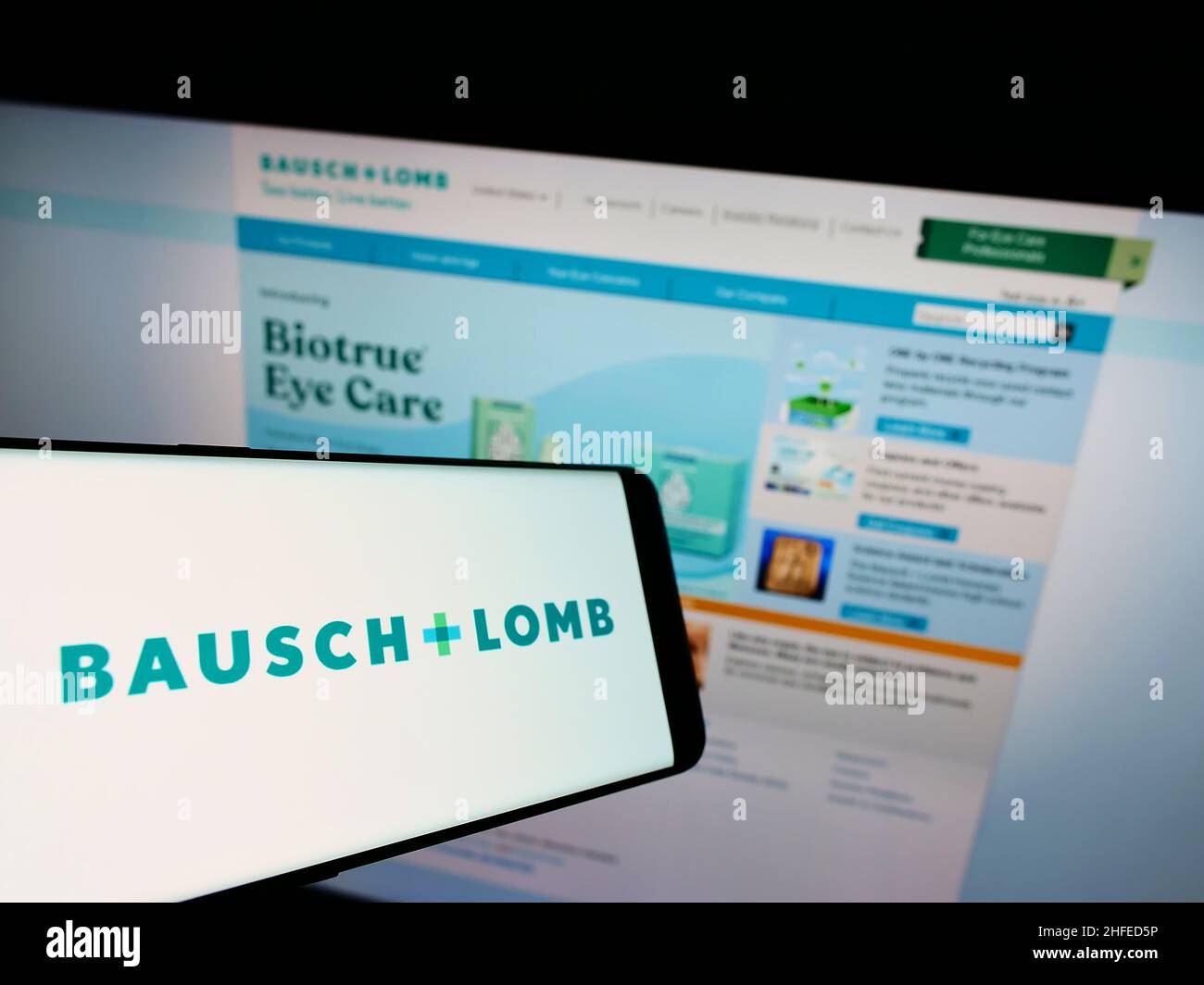 Smartphone avec logo de la société canadienne de santé oculaire Bausch + Lomb à l'écran devant le site Web des affaires.Concentrez-vous sur le centre de l'écran du téléphone. Banque D'Images