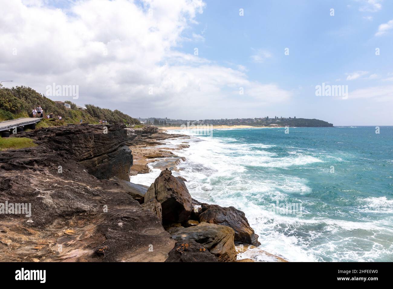 Curl Curl BoardWalk rebaptisé Harry Eliffe Way entre Curl Curl et Freshwater Sydney offre des vues spectaculaires sur la côte, alerte au tsunami publiée aujourd'hui le 22 janvier Banque D'Images