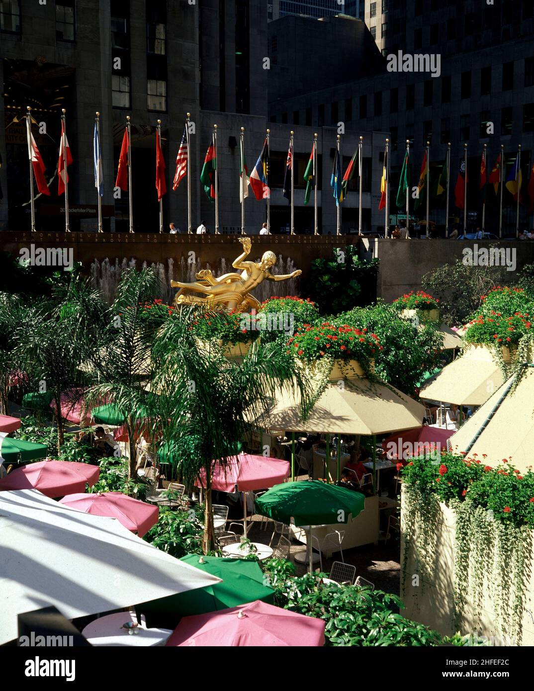 QUINTA AVENIDA-PLAZA DEL CENTRO ROCKEFELER-BANDERAS - FOTO AÑOS 80.Emplacement : EXTÉRIEUR.NEW YORK. Banque D'Images