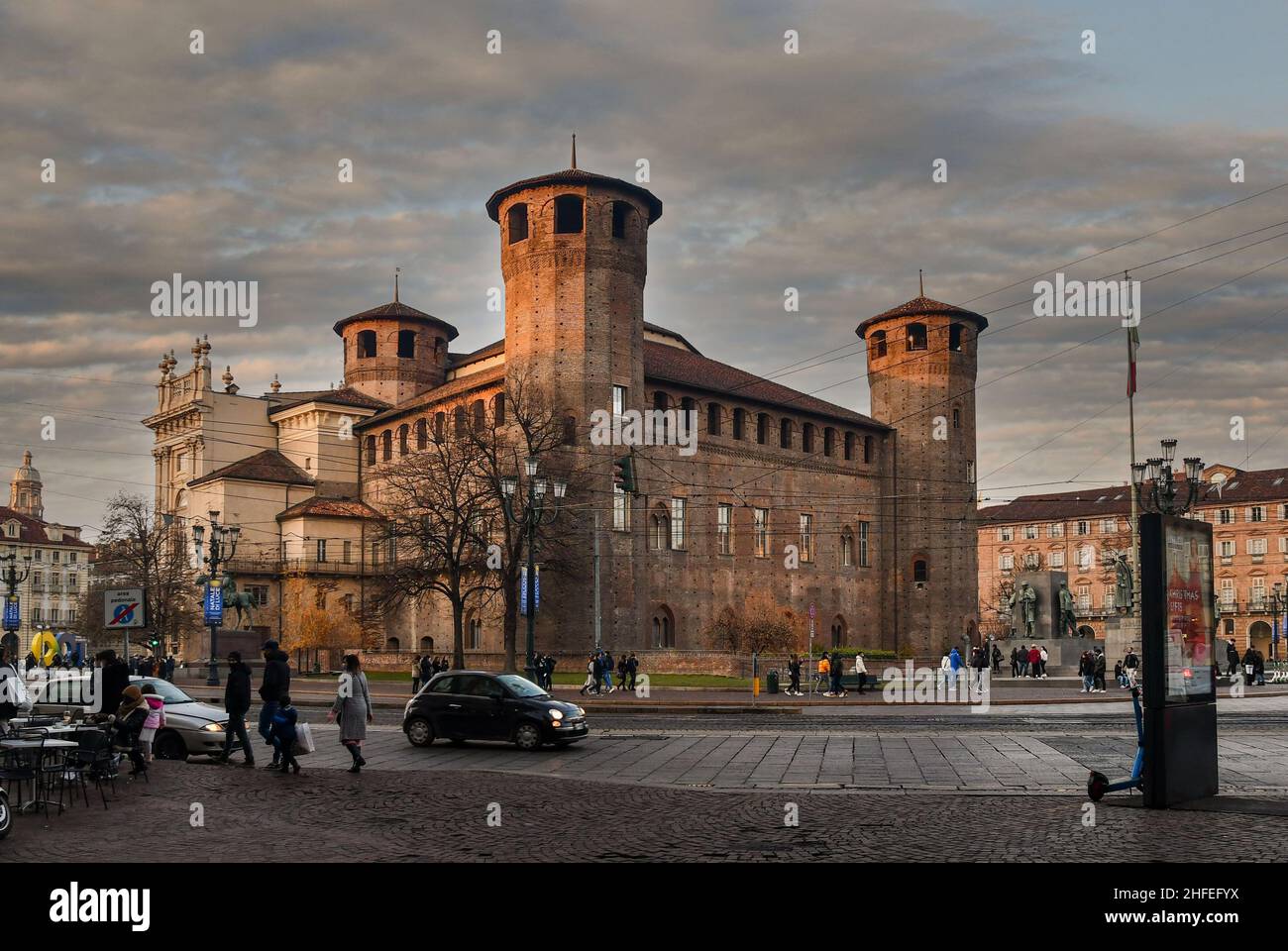 Complexe architectural de Casaforte degli Acaja et Palazzo Madama sur la Piazza Castello, la place principale de Turin, au coucher du soleil en hiver, Piémont, Italie Banque D'Images