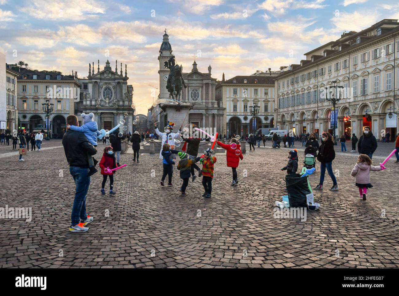 Piazza San Carlo Square avec des artistes de rue créant des ballons et des bulles de savon pour les enfants pendant les vacances de Noël, Turin, Piémont, Italie Banque D'Images