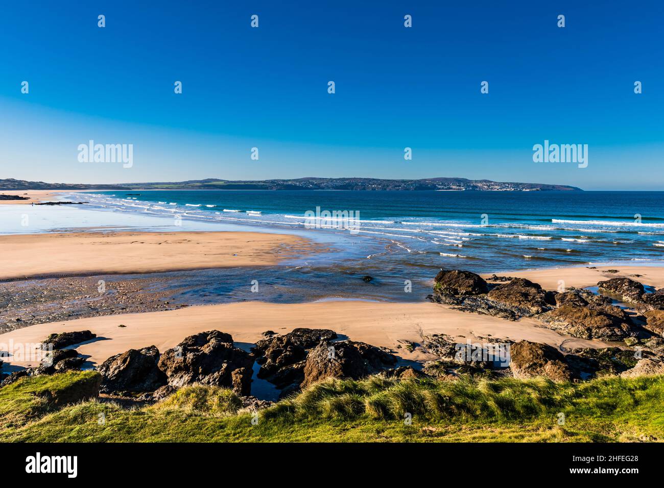 Vue vers Carbis Bay et St Ives lors d'une journée d'automne ensoleillée à Gwithian Beach, Hayle, Cornwall, Royaume-Uni Banque D'Images