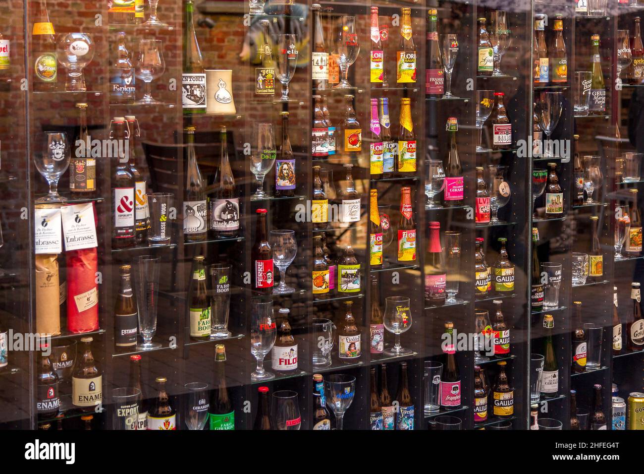 Bruges, Belgique - 10 avril 2016 : mur de bière à Brugge Bar avec une variété de bouteilles et de verres Banque D'Images