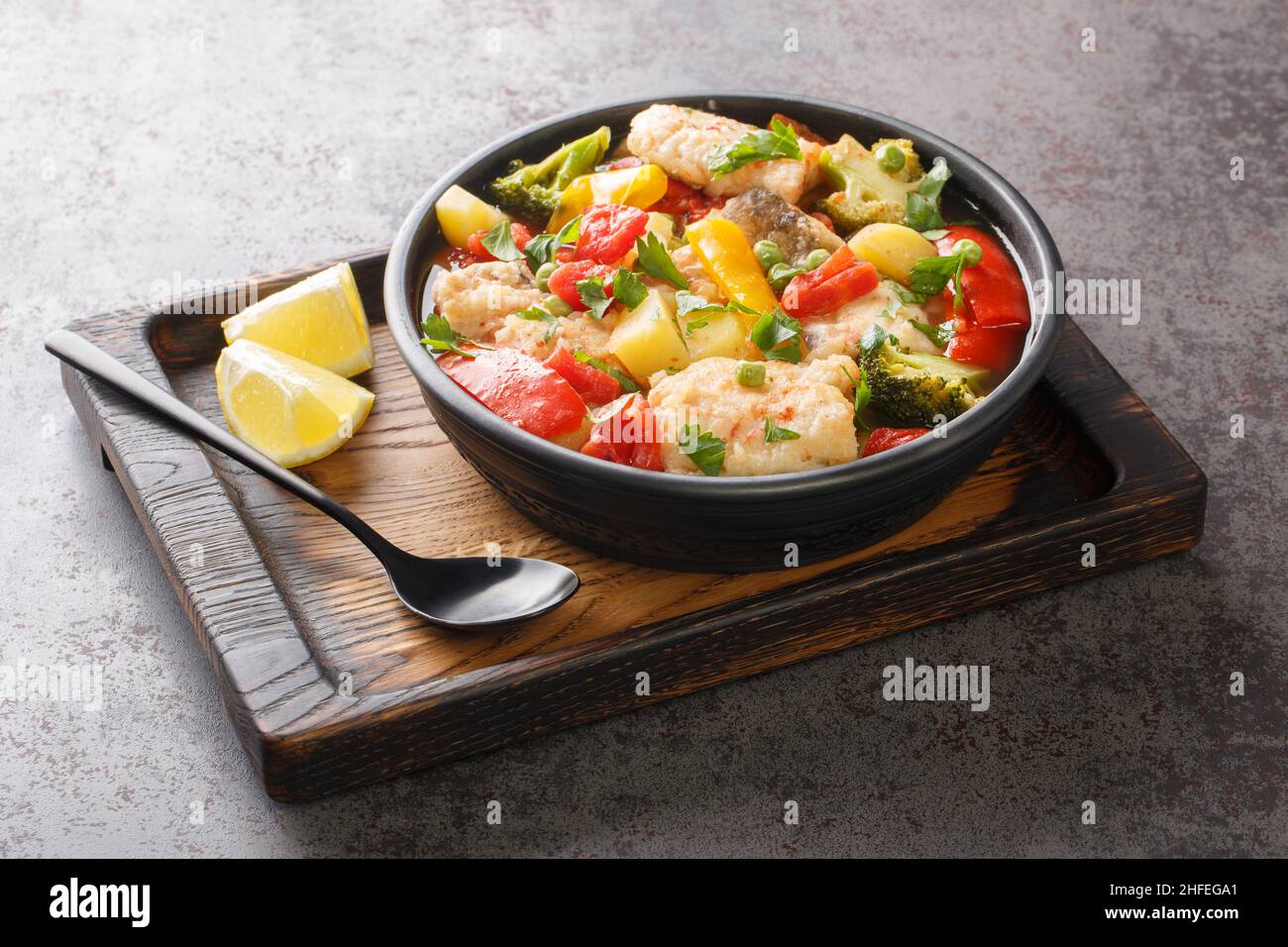 Ragoût de poissons de mer blancs maison avec des légumes dans un bol sur la table. Horizontal Banque D'Images