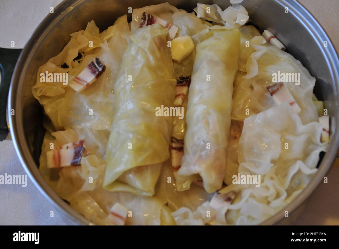 Rouleaux de Sarma, repas traditionnel croate, feuilles de chou fermenté farcies à la viande hachée.Sarma - feuilles de chou marinées farcies à la viande hachée et Banque D'Images