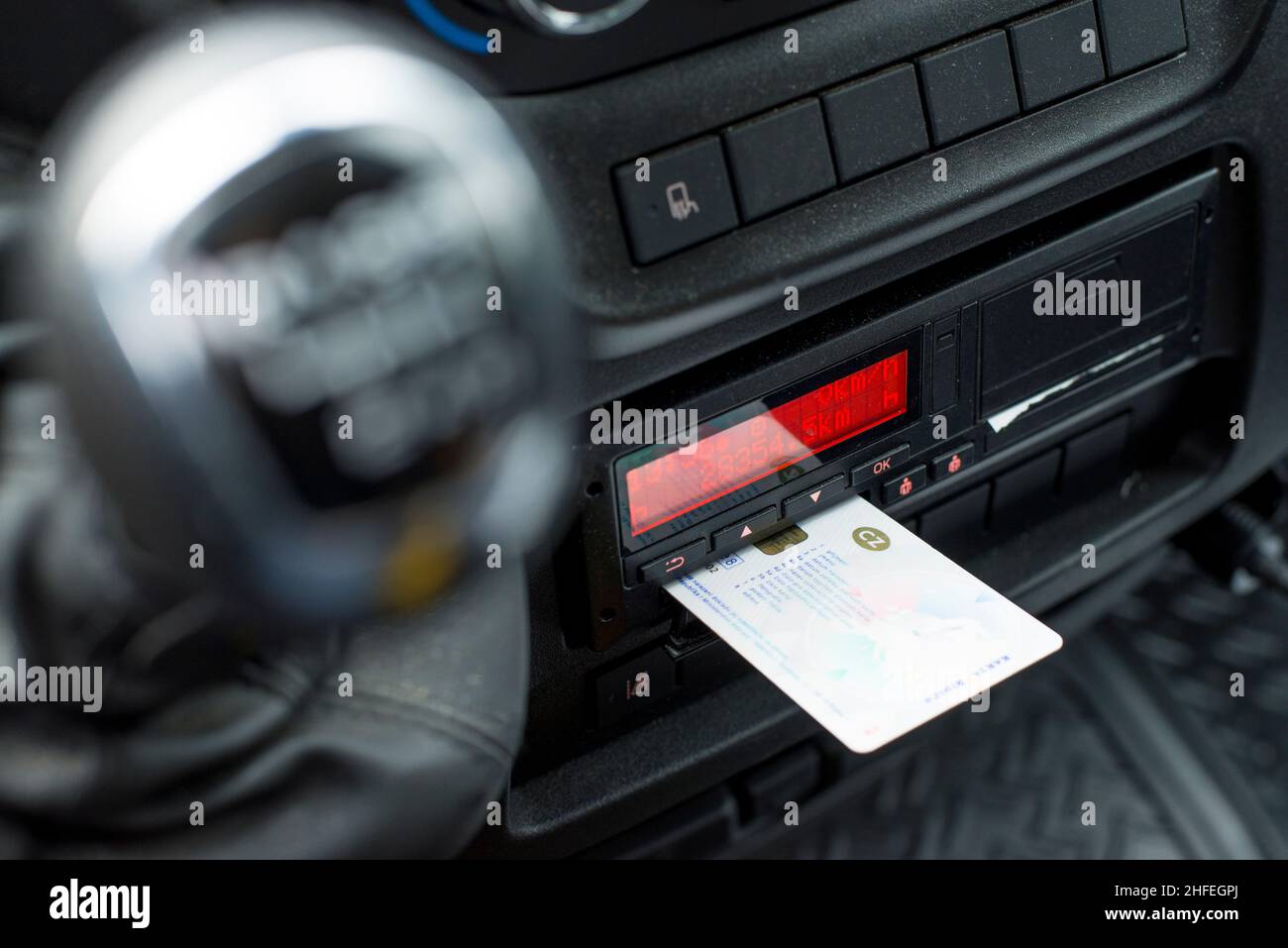 Tachygraphe numérique dans une fourgonnette à partir d'un angle avec carte de conducteur éjectée Banque D'Images