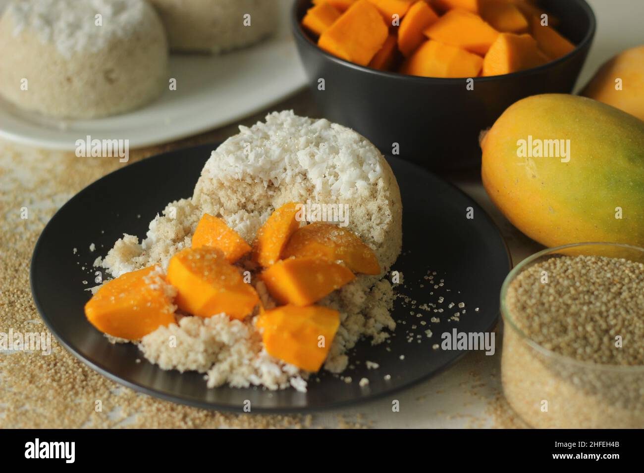 Gâteau à la farine de millet de baryard cuit à la vapeur ou puttu de millet de baryard servi avec des tranches de mangue et des plantains.Une variété de gâteau à la vapeur de riz Kerala avec baryard Banque D'Images
