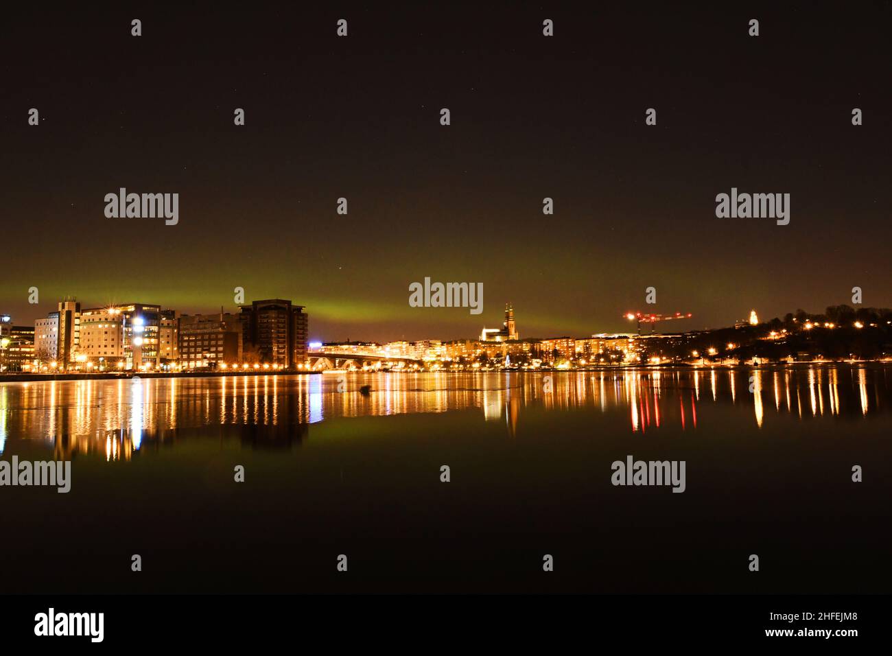 Lumières du nord sur les gratte-ciel de Stockholm pendant une nuit d'hiver.Vue de nuit sur Södermalm à Stockholm, Suède. Banque D'Images
