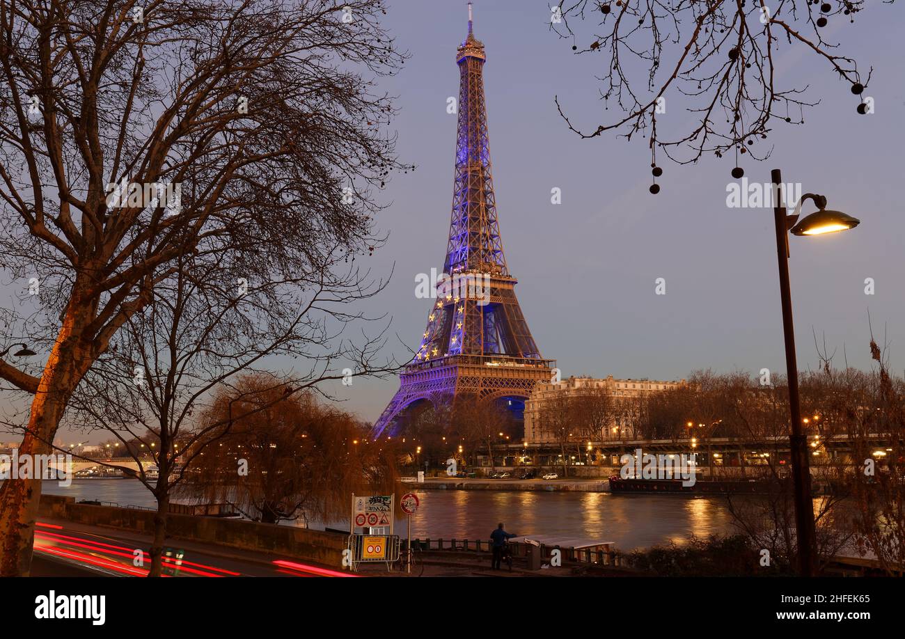 PARIS, FRANCE -01 janvier 2022 : la Tour Eiffel illuminée dans les couleurs du drapeau de l'UE pour marquer la présidence française de l'UE .C'est une tour en treillis de fer forgé o Banque D'Images