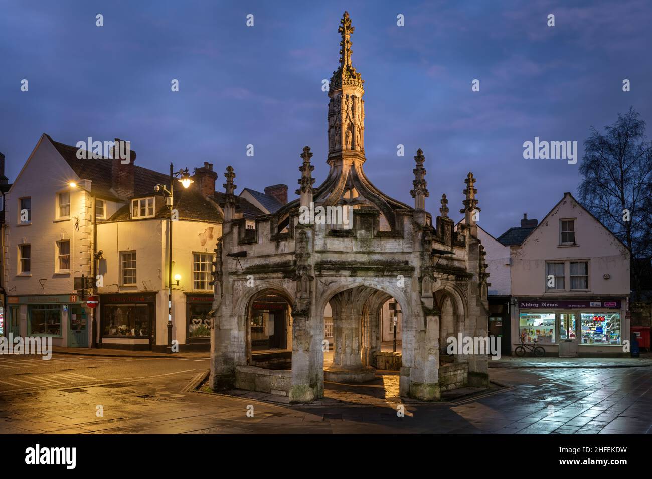 Malmesbury, Wiltshire, Royaume-Uni.Dimanche 16th janvier 2022 - Un début humide et brumeux à dimanche, comme les petits agents de presse ouvre pour les affaires à côté de l'ancienne Grade 1 classé marché Cross dans la ville historique de Wiltshire de Malmesbury.Crédit : Terry Mathews/Alay Live News Banque D'Images