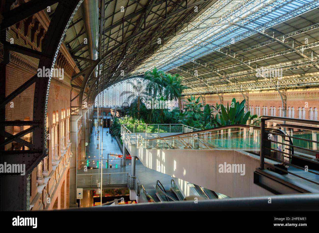 ​​​​​​​​​​​​​​​​​Madrid-​Puerta de Atocha train Station​.Construction en acier et verre avec jardin tropical vif. Banque D'Images