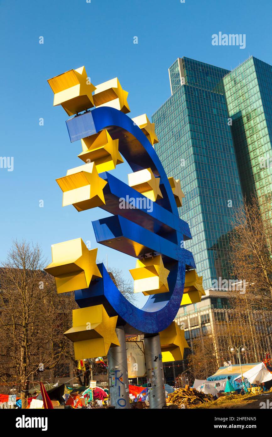 Symbole de l'euro en face de la Banque centrale européenne à Francfort Banque D'Images
