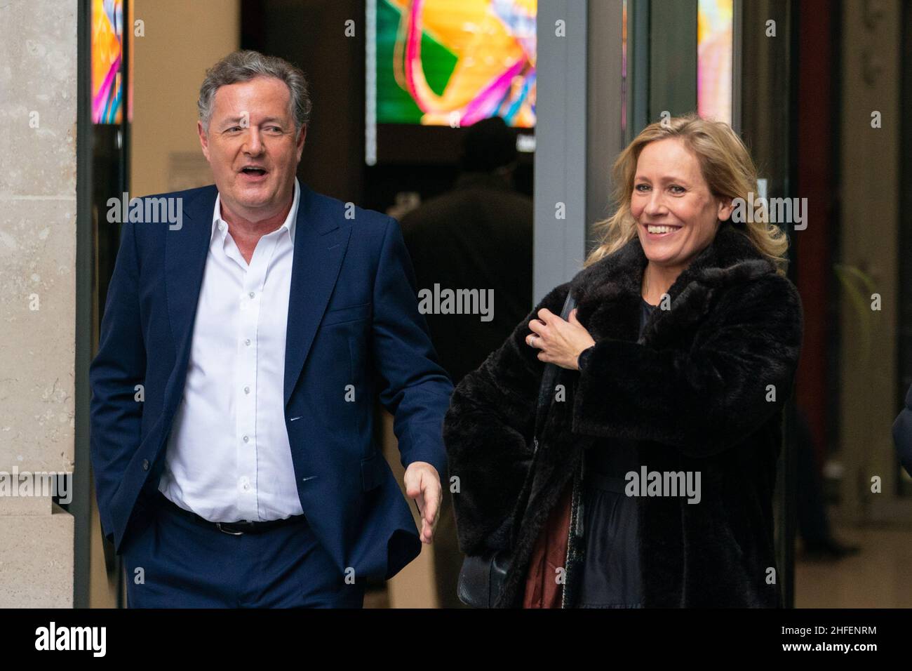 Piers Morgan et Sophie Raworth, l'hôte de l'émission d'actualité BBC One, dimanche matin, quittent BBC Broadcasting House, Londres, après la diffusion de l'émission.Date de la photo: Dimanche 16 janvier 2022. Banque D'Images