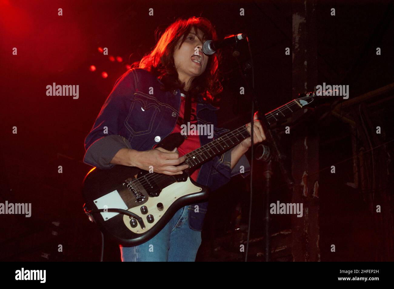 Rachel Nagy, du groupe américain de garage The Detroit Cobras, se produit sur scène à Razzmatazz le 10 novembre 2004 à Barcelone, Espagne. Banque D'Images