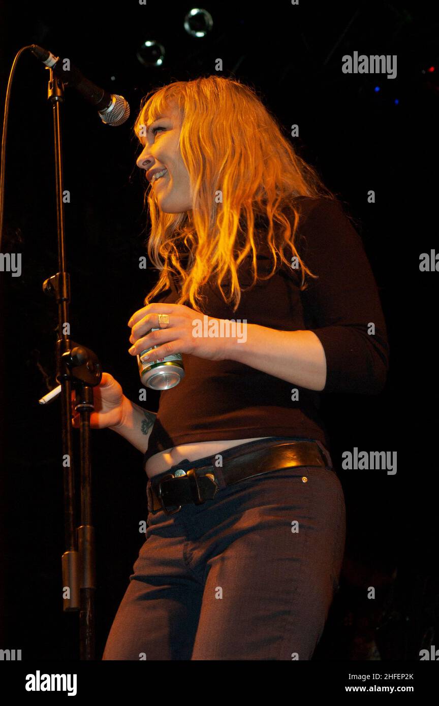 Mary Ramirez, du groupe américain de garage The Detroit Cobras, se produit sur scène à Razzmatazz le 10 novembre 2004 à Barcelone, en Espagne. Banque D'Images