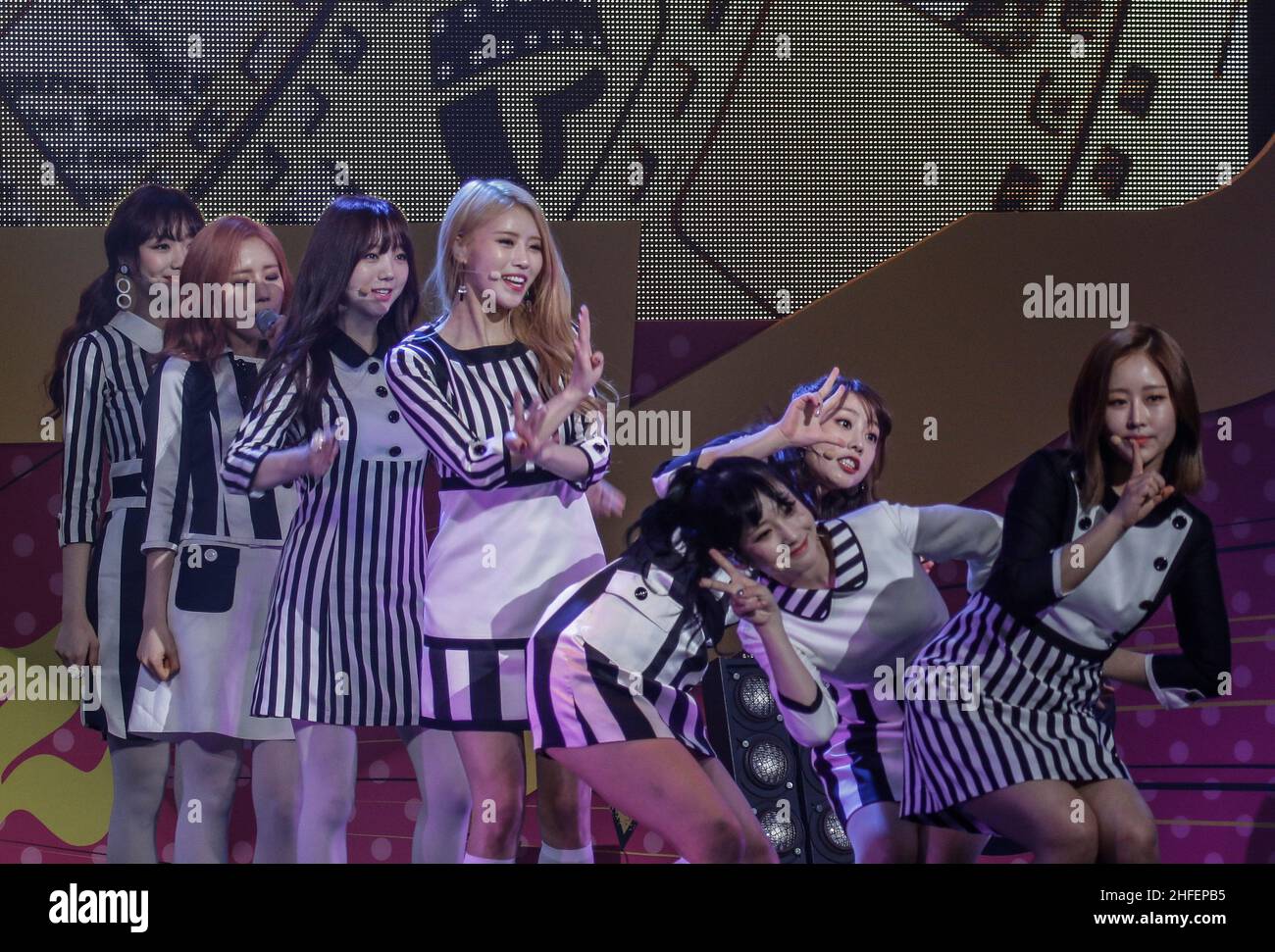 Le groupe South Korean Girl Lovelyz joue sur scène lors de sa nouvelle exposition d'album au théâtre Blue Square de Séoul, en Corée du Sud. Banque D'Images