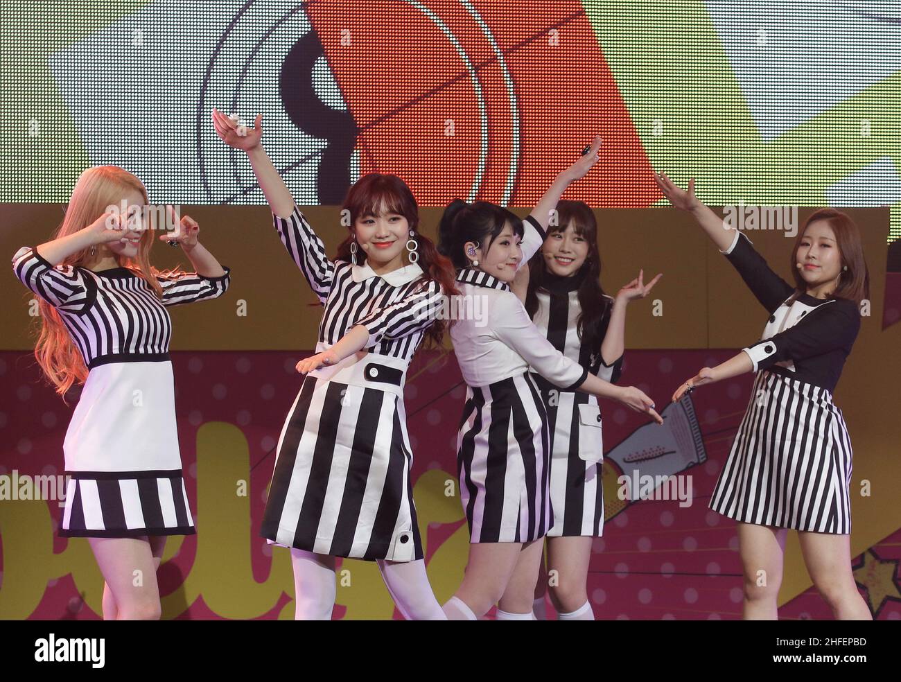 Le groupe South Korean Girl Lovelyz joue sur scène lors de sa nouvelle exposition d'album au théâtre Blue Square de Séoul, en Corée du Sud. Banque D'Images
