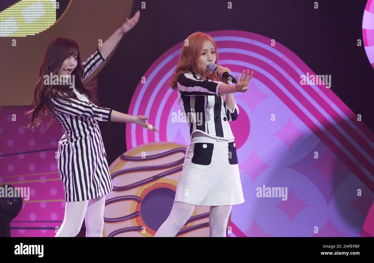 Le groupe South Korean Girl Lovelyz joue sur scène lors de sa nouvelle exposition d'album au théâtre Blue Square de Séoul, en Corée du Sud. Banque D'Images