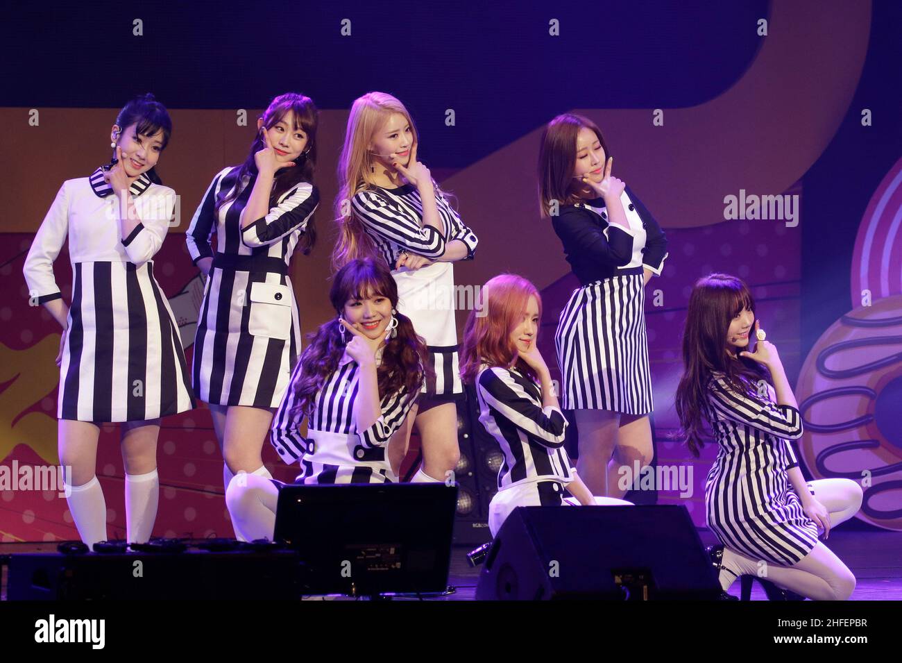 Le groupe South Korean Girl Lovelyz joue sur scène lors de sa nouvelle exposition d'album au théâtre Blue Square de Séoul, en Corée du Sud. Banque D'Images