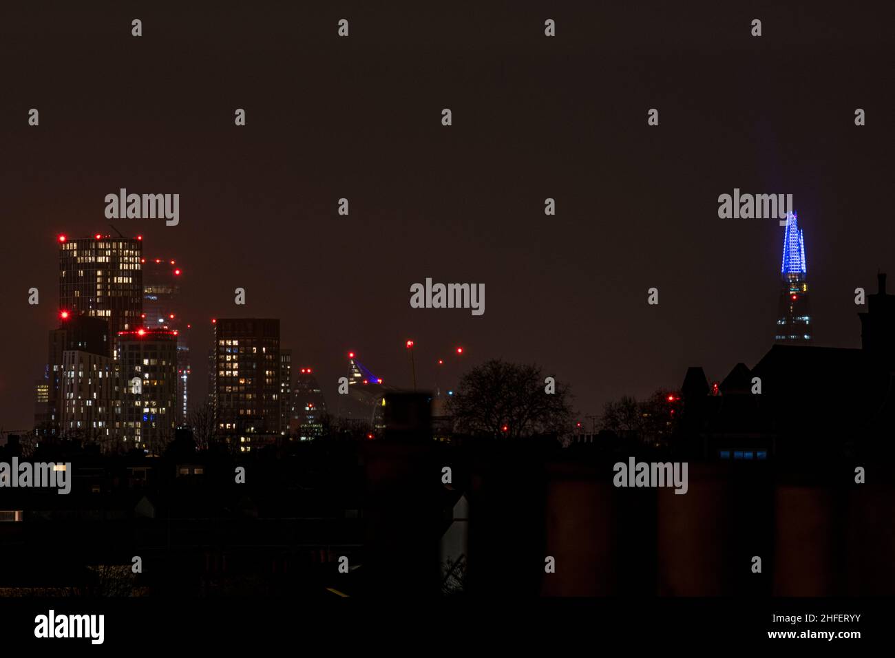 Grues et bâtiments de grande hauteur, dont la tour St Georges Un horizon londonien de nuit Banque D'Images