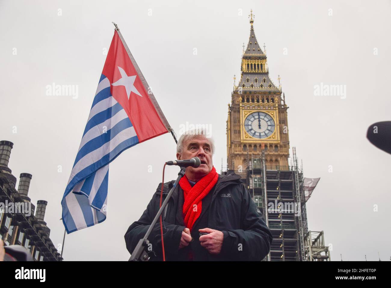 Londres, Royaume-Uni 15th janvier 2022.Le député travailliste John McDonnell parle sur la place du Parlement lors de la manifestation tuer le projet de loi.Des milliers de personnes ont défilé dans le centre de Londres pour protester contre le projet de loi sur la police, la criminalité, la peine et les tribunaux, qui rendra illégales de nombreux types de manifestations. Banque D'Images