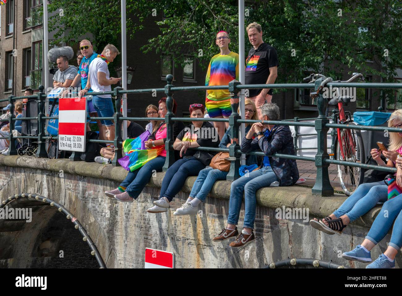Personnes sur Un pont pendant la Gaypride à Amsterdam pays-Bas 3-8-2019 Banque D'Images