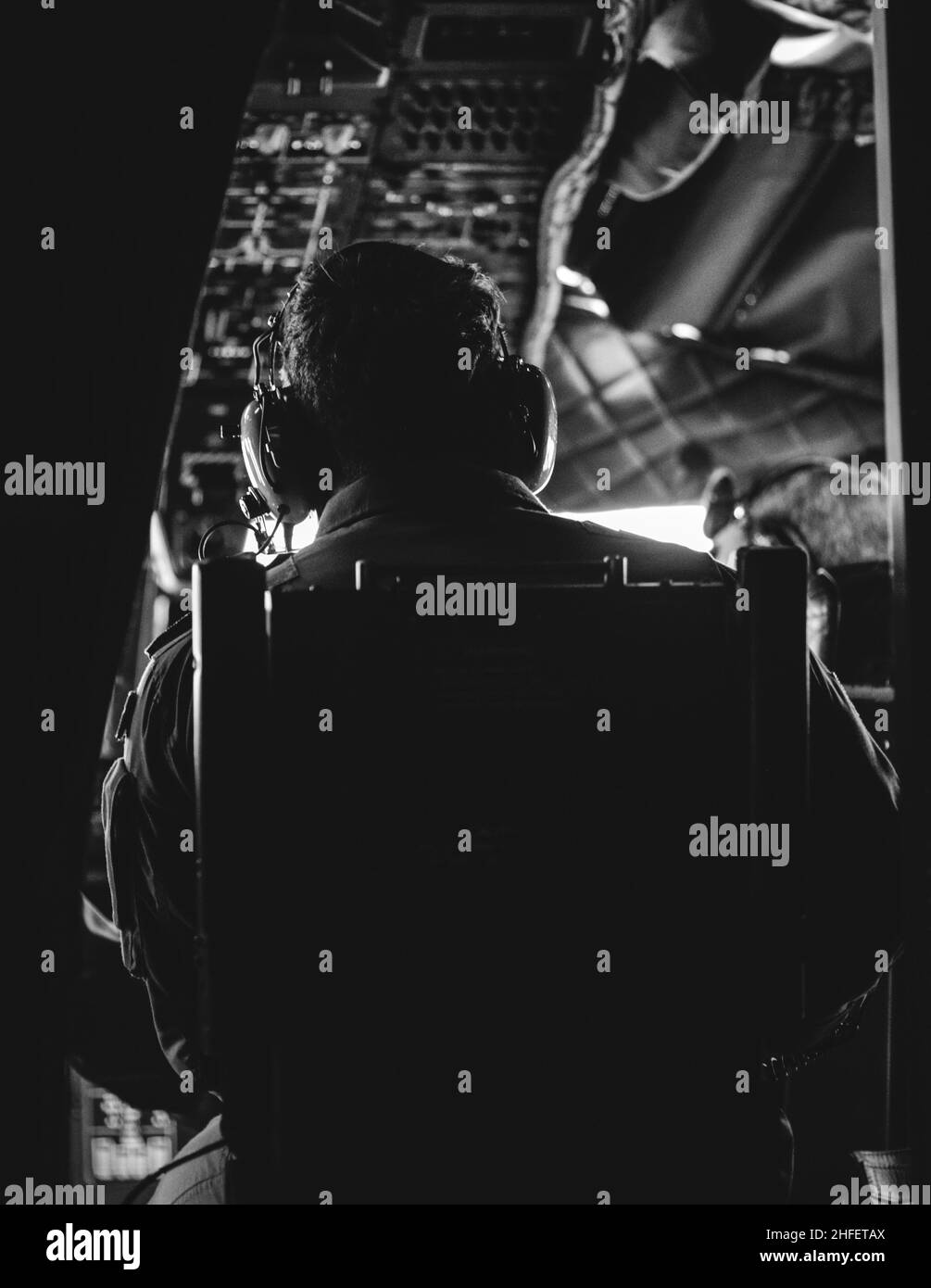 Bucarest, Roumanie - 2 juillet 2021 : membre d'équipage d'un avion militaire Alenia C27J Spartan pendant un exercice de forage. Banque D'Images