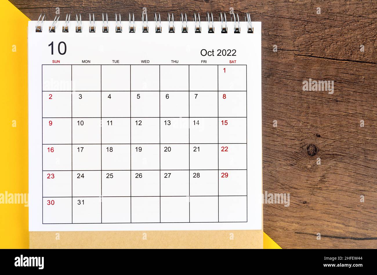 Le calendrier du bureau d'octobre 2022 sur fond de bois. Banque D'Images